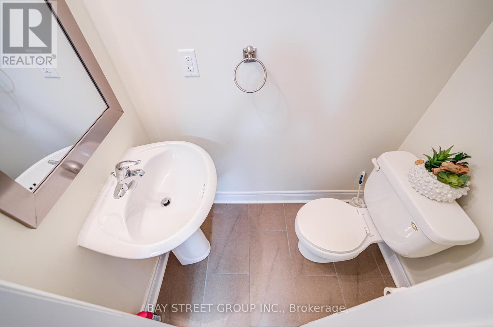 Photo 9 of 37 Lobo Mews, Toronto ON