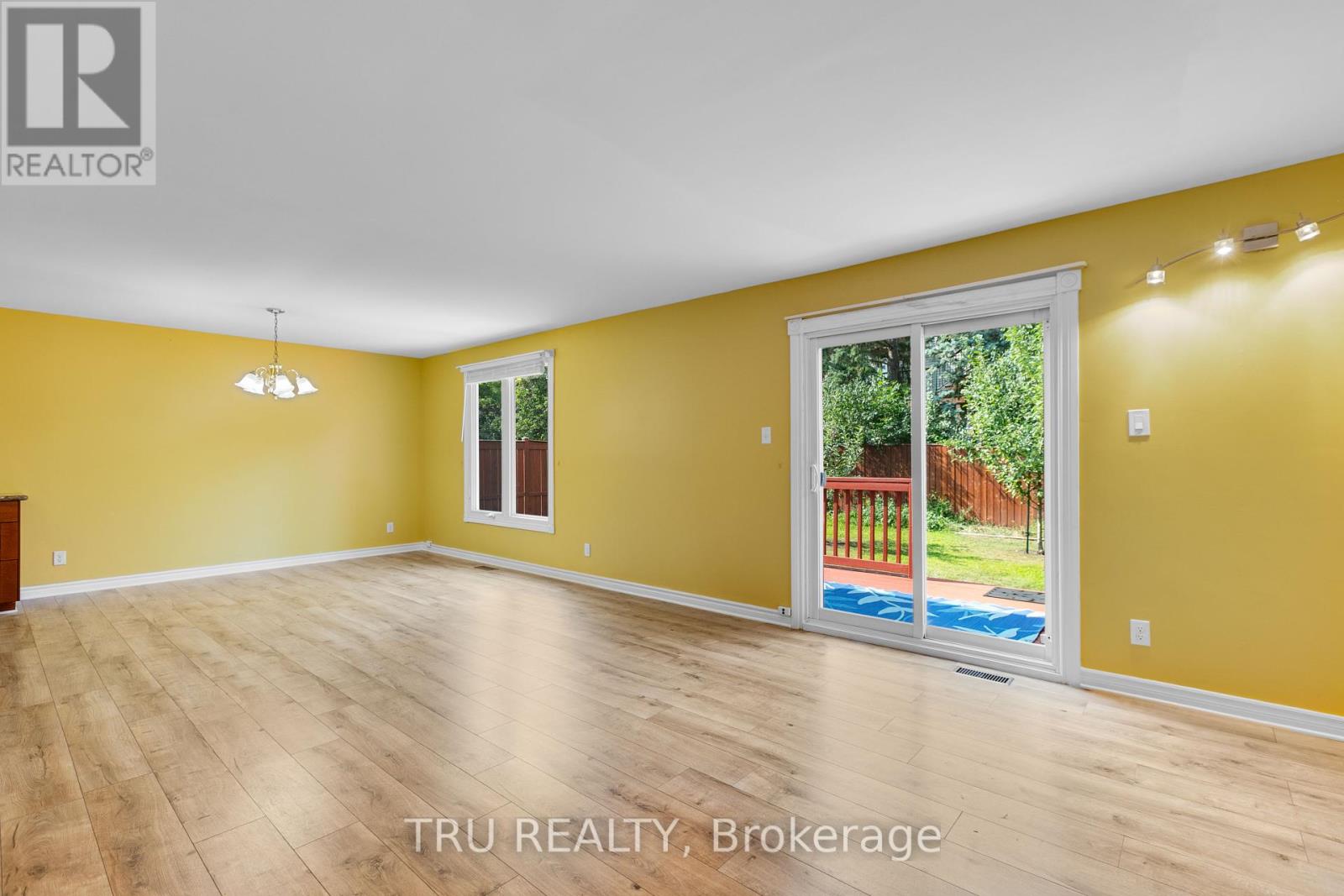 Photo 11 of 715 Mooneys Bay Place, Ottawa ON