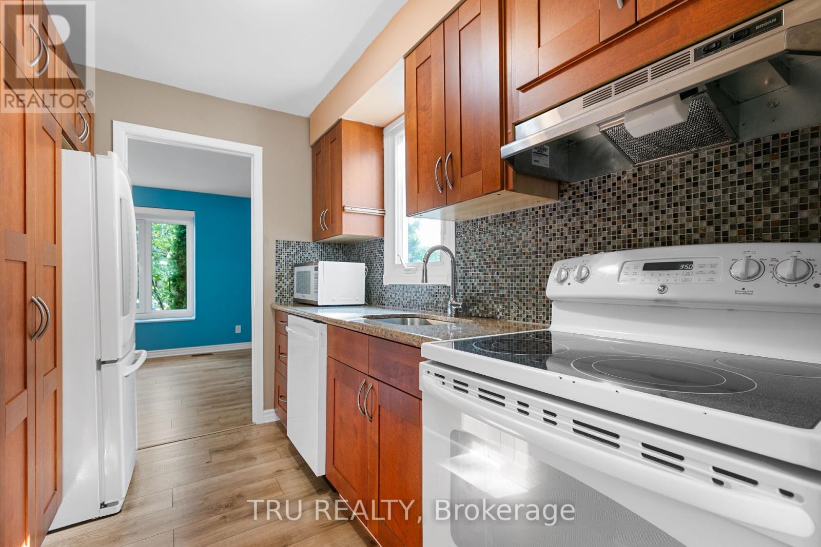 Photo 16 of 715 Mooneys Bay Place, Ottawa ON