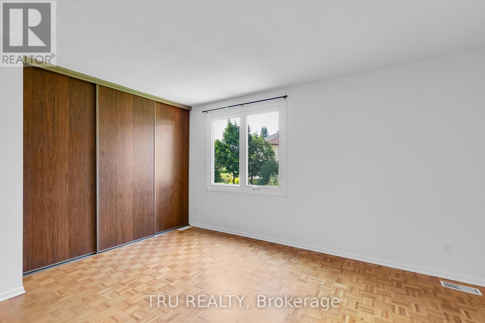Photo 20 of 715 Mooneys Bay Place, Ottawa ON