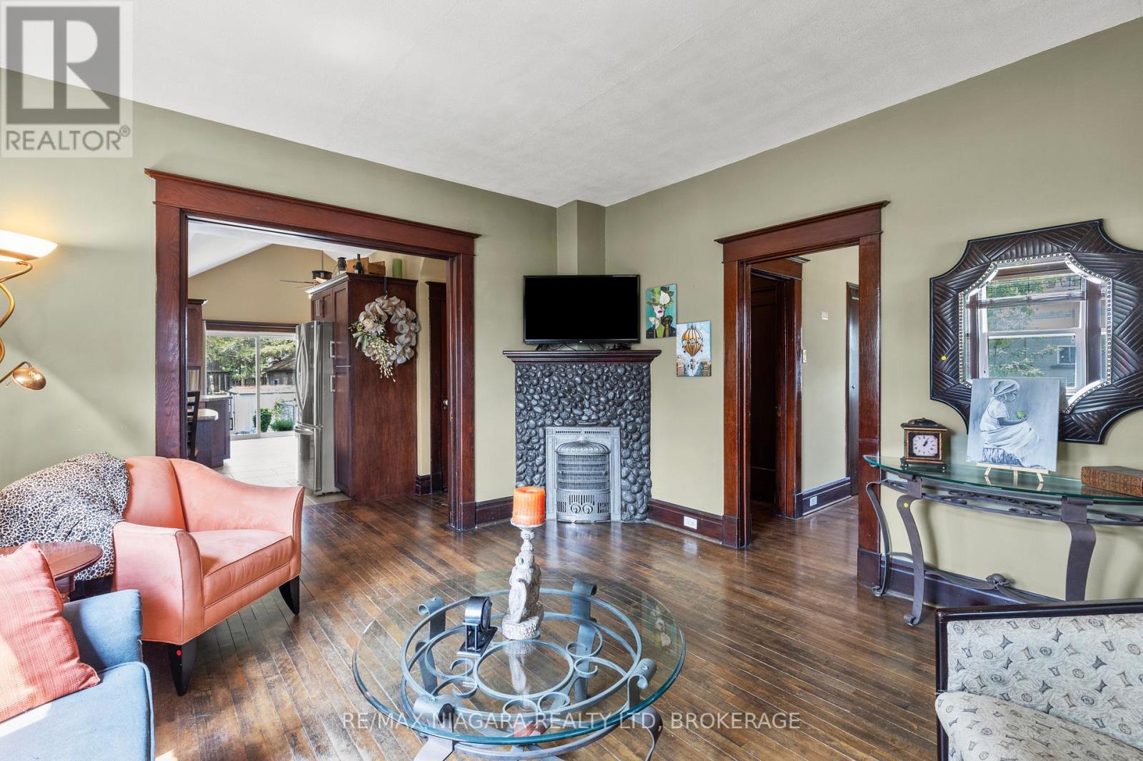 Photo 7 of 402 King Street, Port Colborne ON