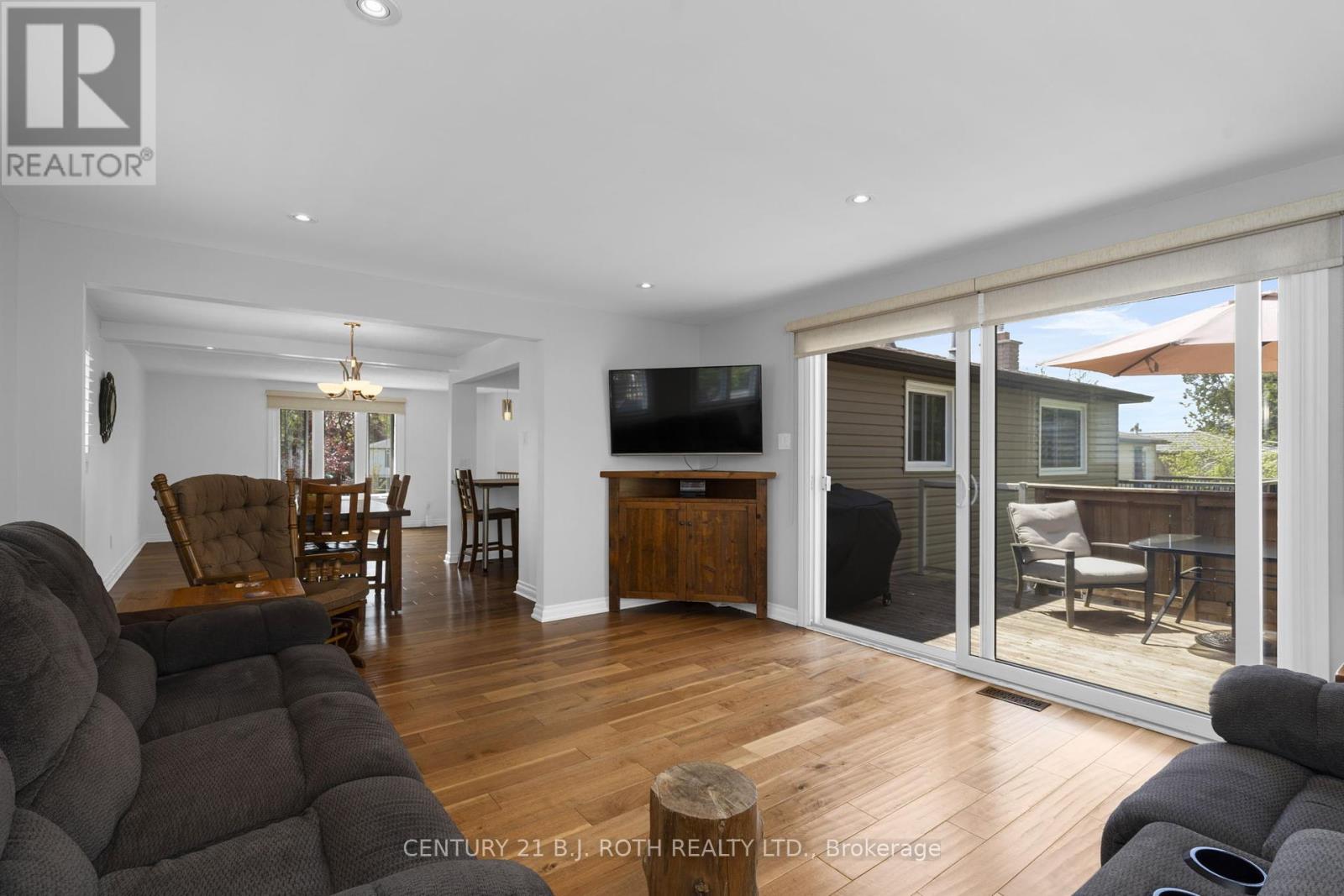 Photo 12 of 20 Chippawa Court, Barrie ON