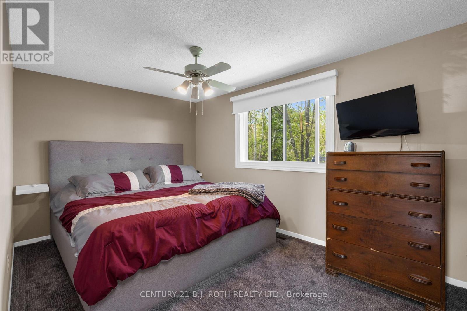 Photo 14 of 20 Chippawa Court, Barrie ON