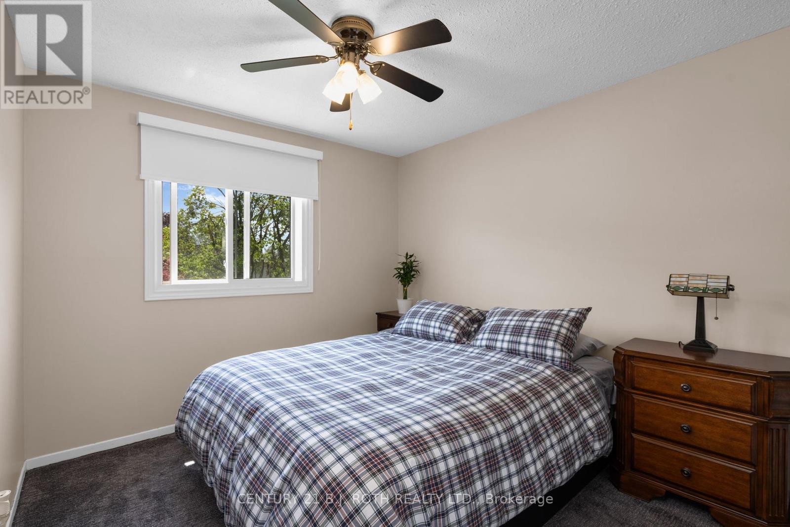 Photo 8 of 20 Chippawa Court, Barrie ON