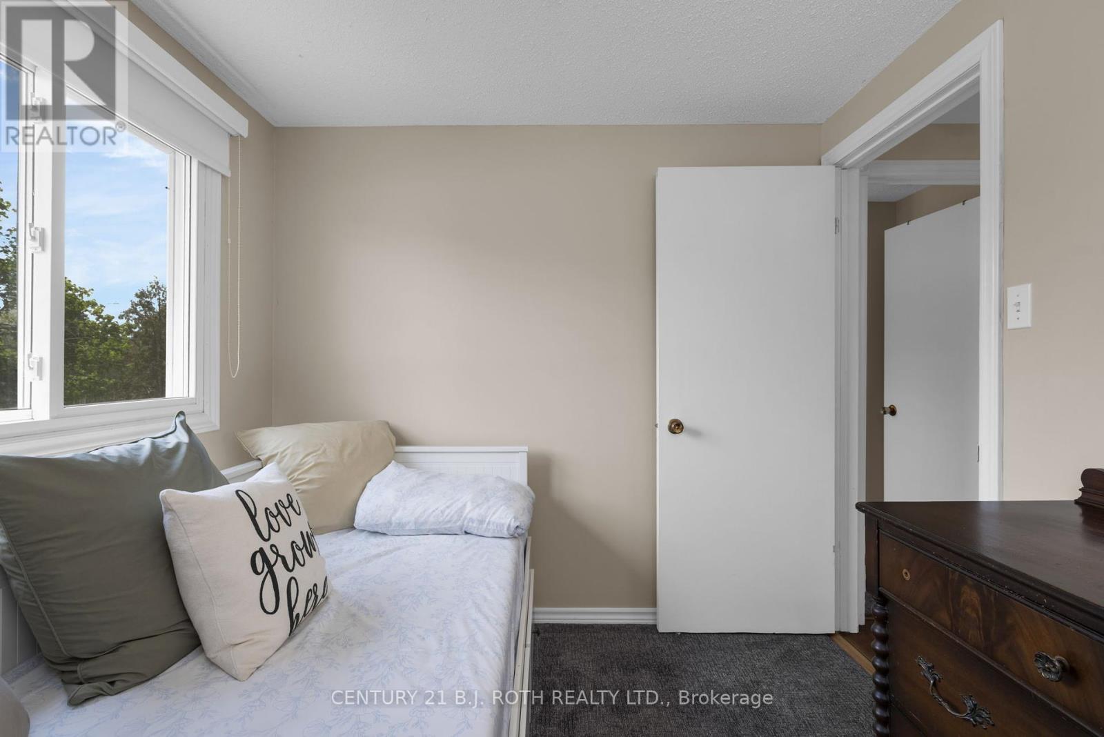 Photo 9 of 20 Chippawa Court, Barrie ON