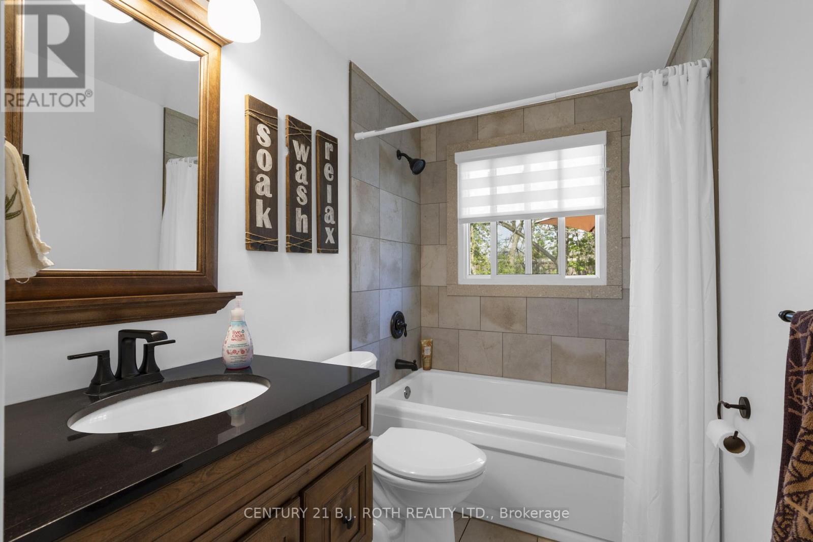 Photo 15 of 20 Chippawa Court, Barrie ON