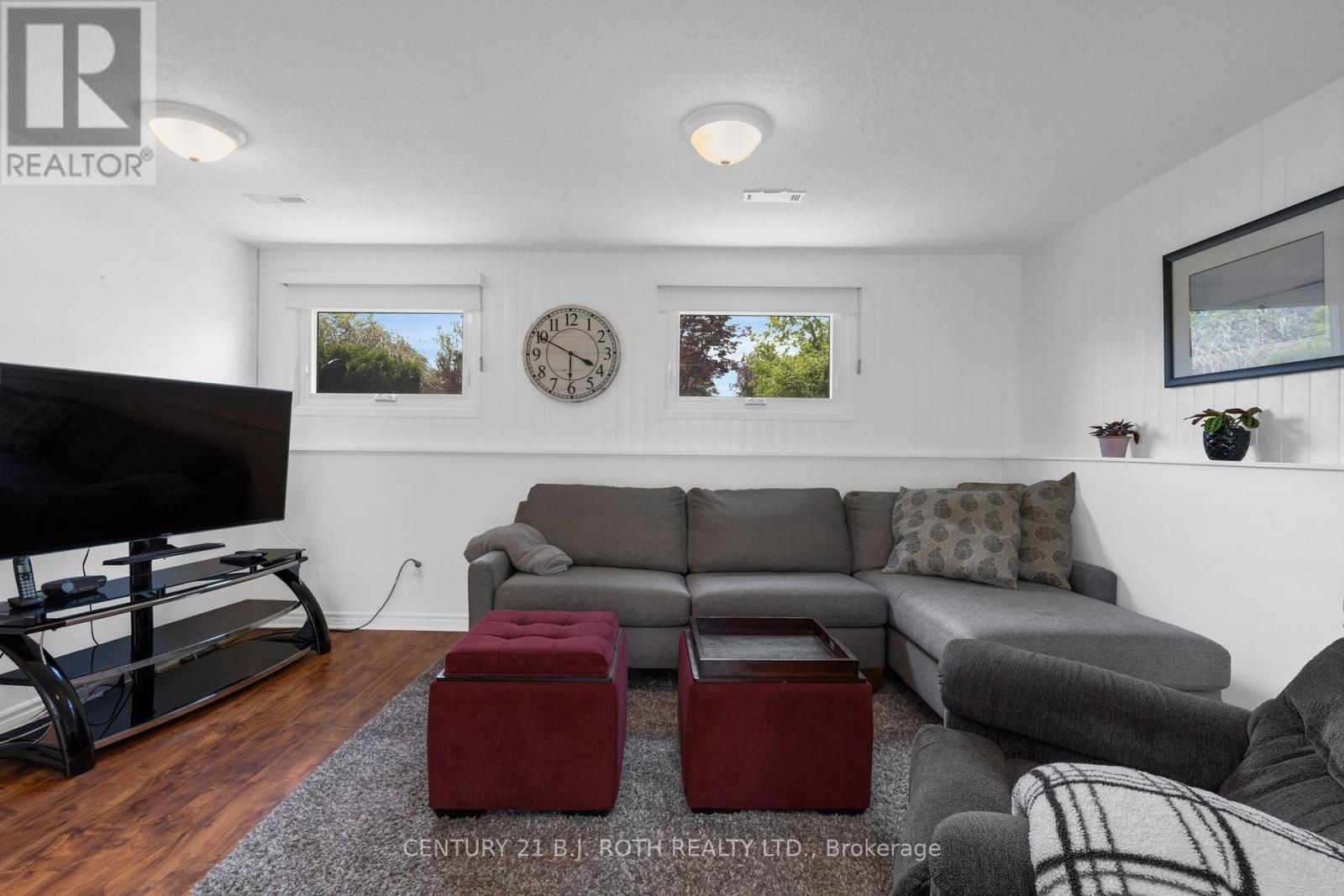 Photo 7 of 20 Chippawa Court, Barrie ON