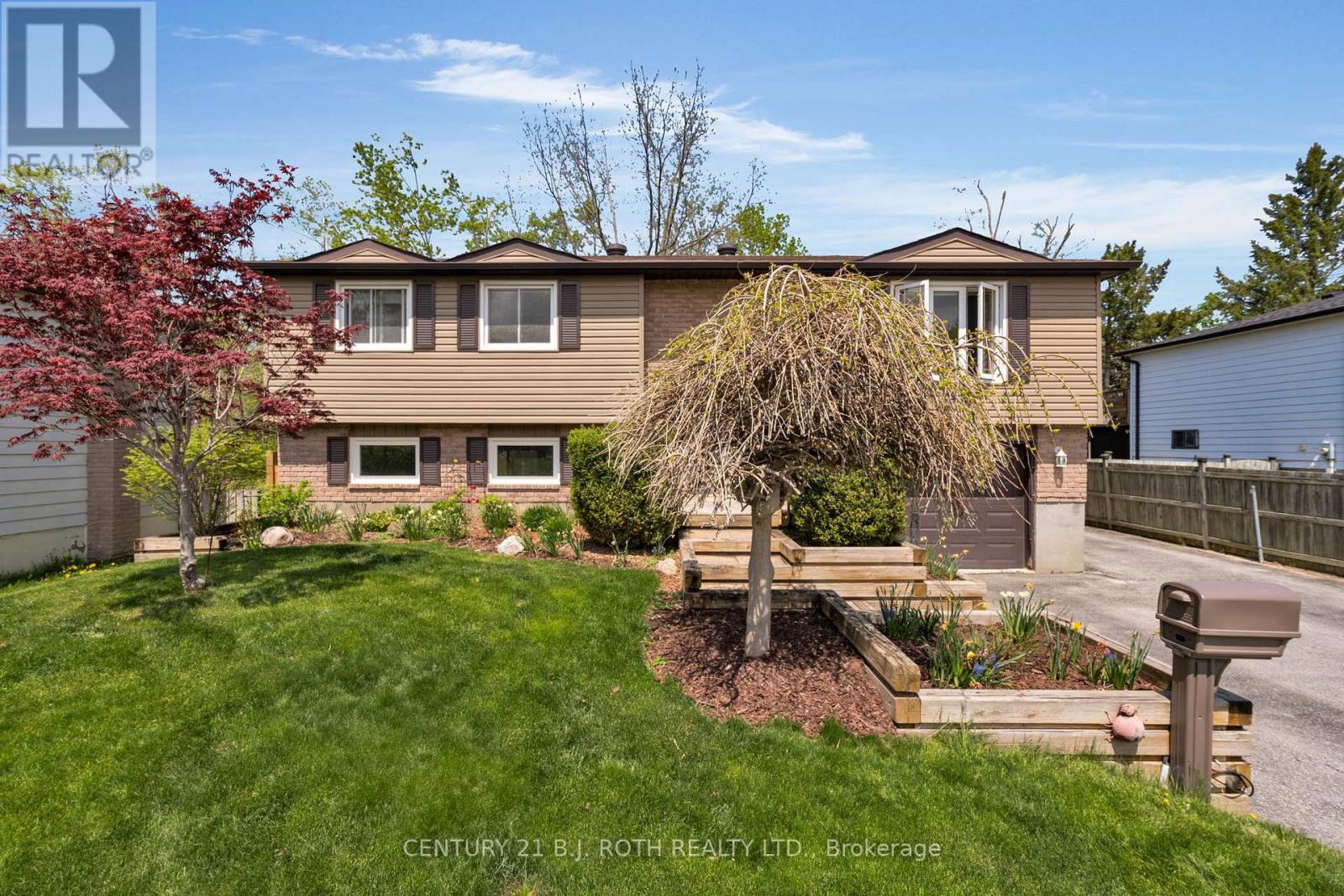 Photo 2 of 20 Chippawa Court, Barrie ON