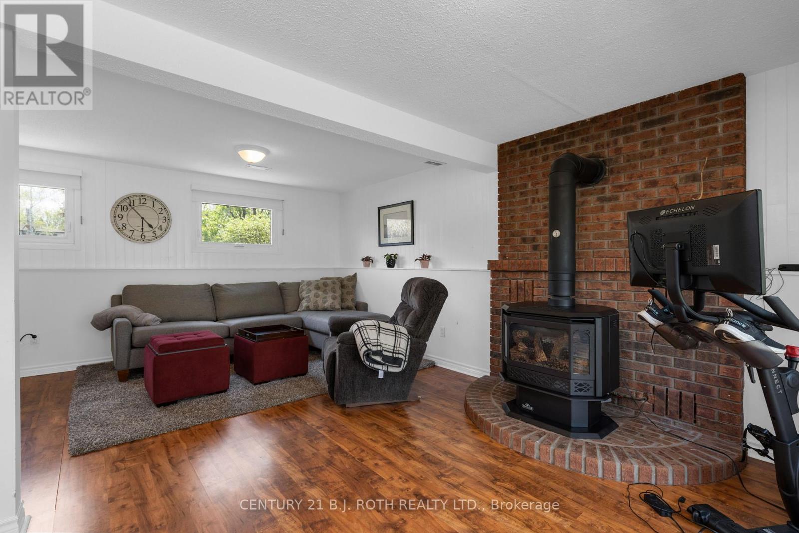 Photo 11 of 20 Chippawa Court, Barrie ON