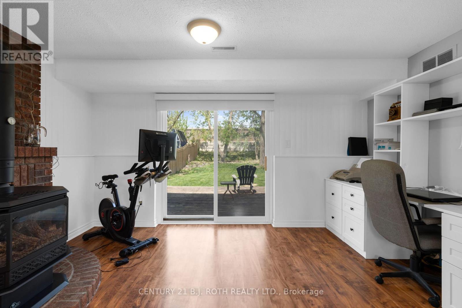 Photo 4 of 20 Chippawa Court, Barrie ON