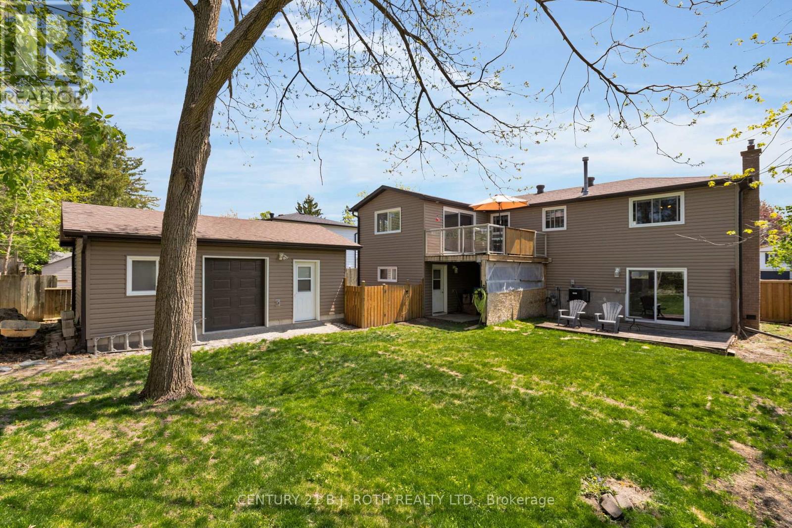 Photo 10 of 20 Chippawa Court, Barrie ON