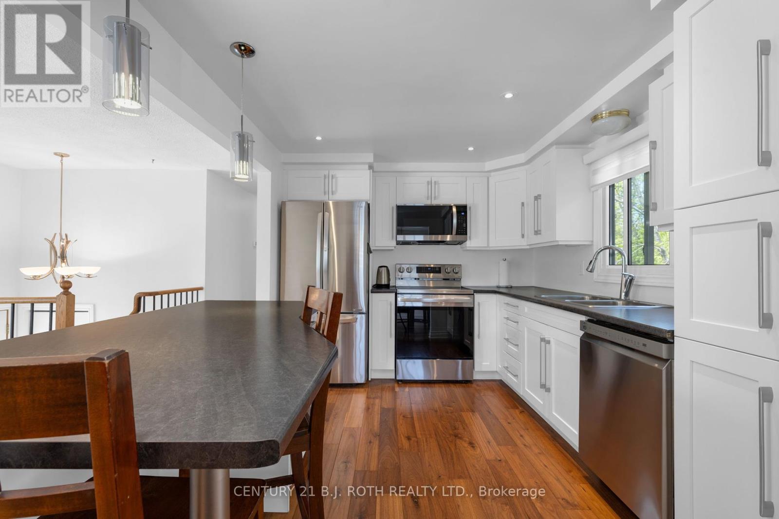 Photo 5 of 20 Chippawa Court, Barrie ON