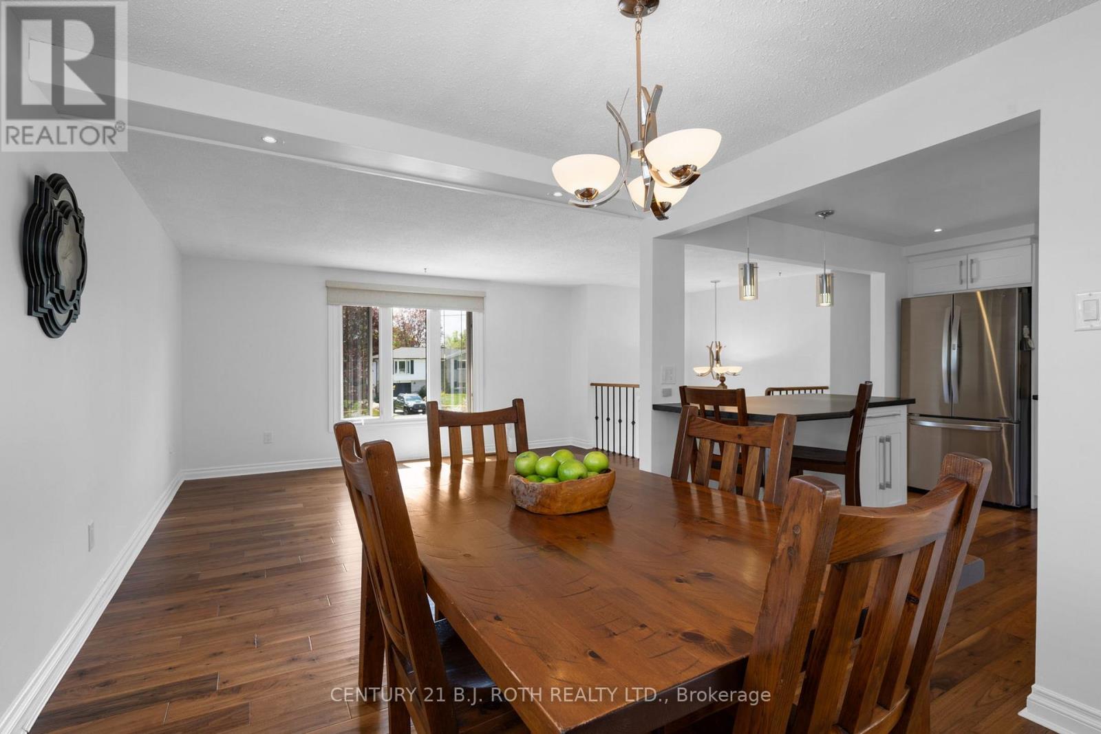 Photo 1 of 20 Chippawa Court, Barrie ON