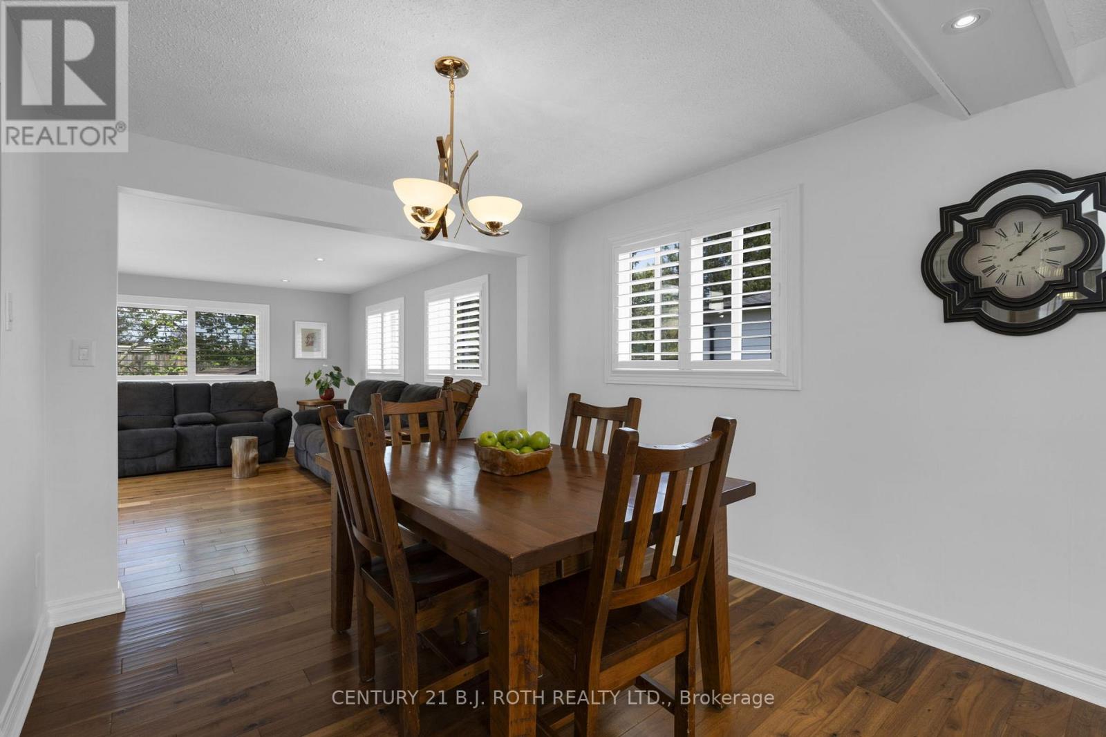 Photo 17 of 20 Chippawa Court, Barrie ON