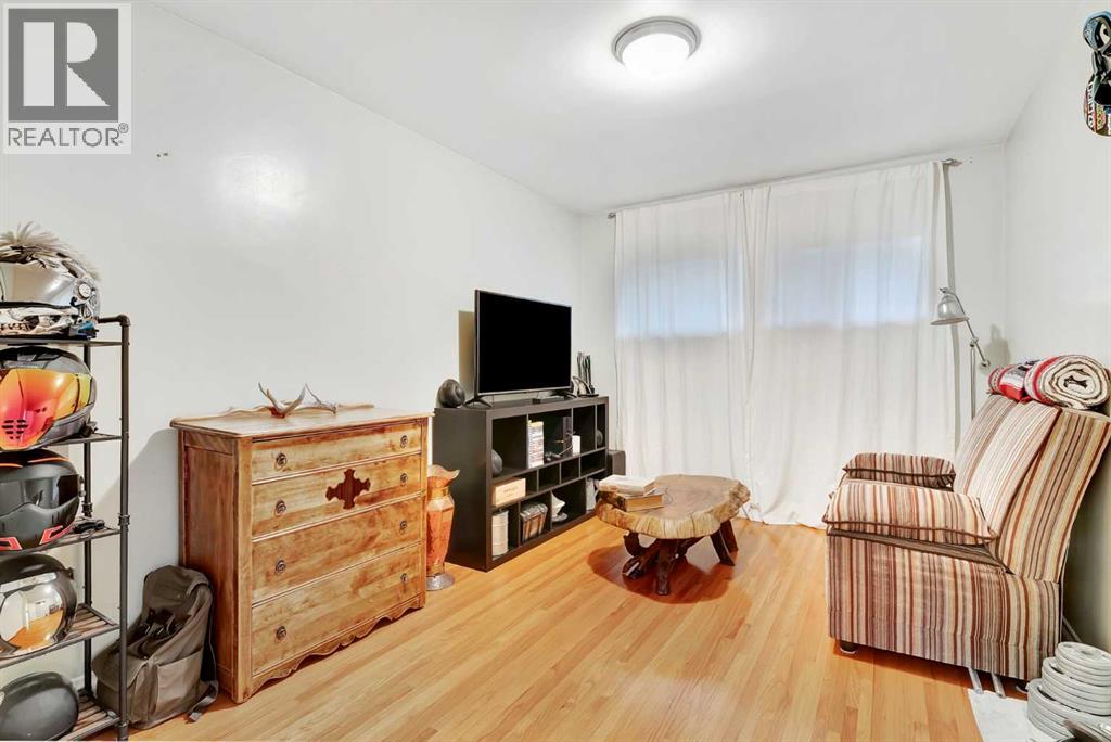 Photo 16 of 301 38 Street Sw, Calgary AB