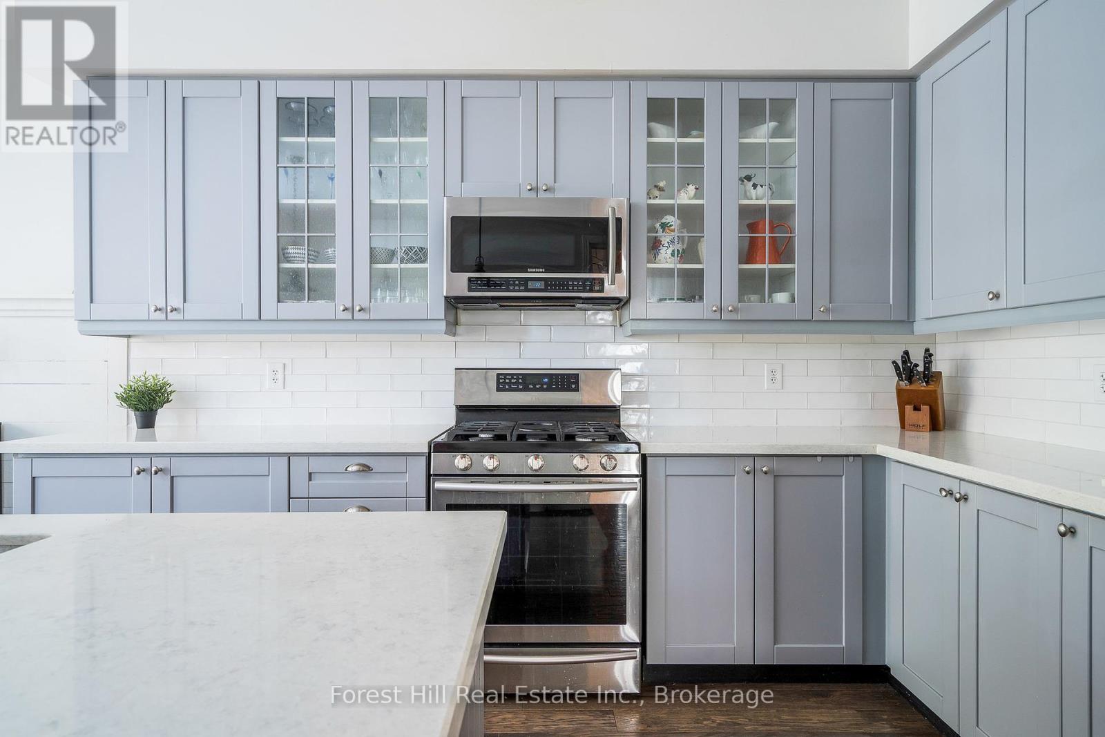 Photo 8 of 62 Silver Crescent, Collingwood ON