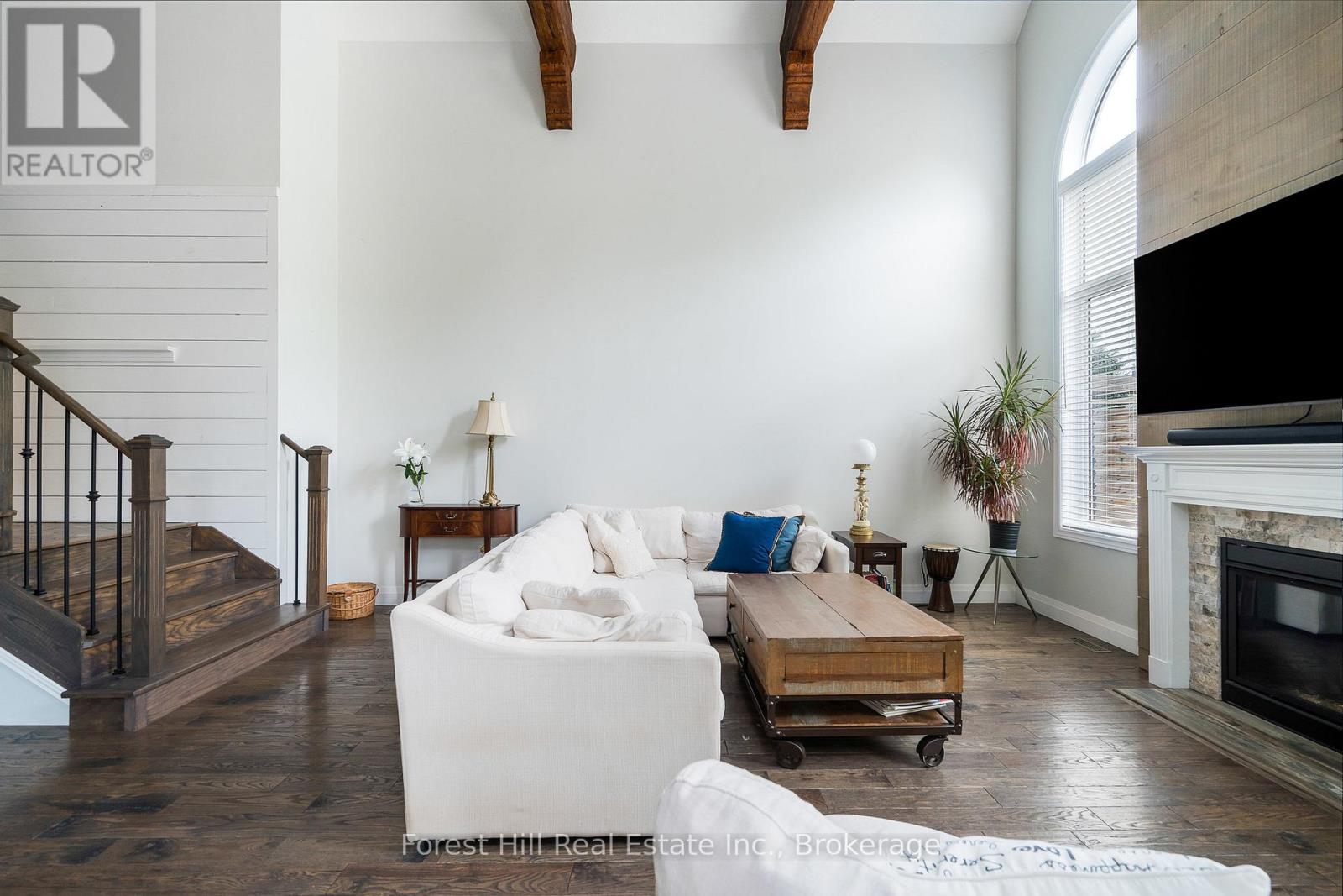 Photo 12 of 62 Silver Crescent, Collingwood ON