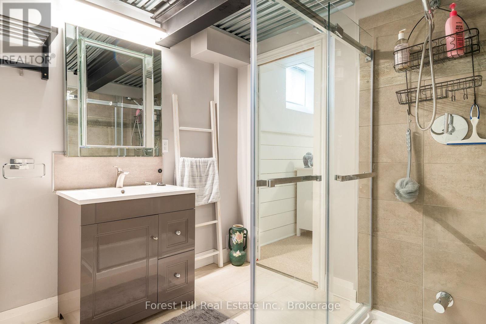 Photo 30 of 62 Silver Crescent, Collingwood ON
