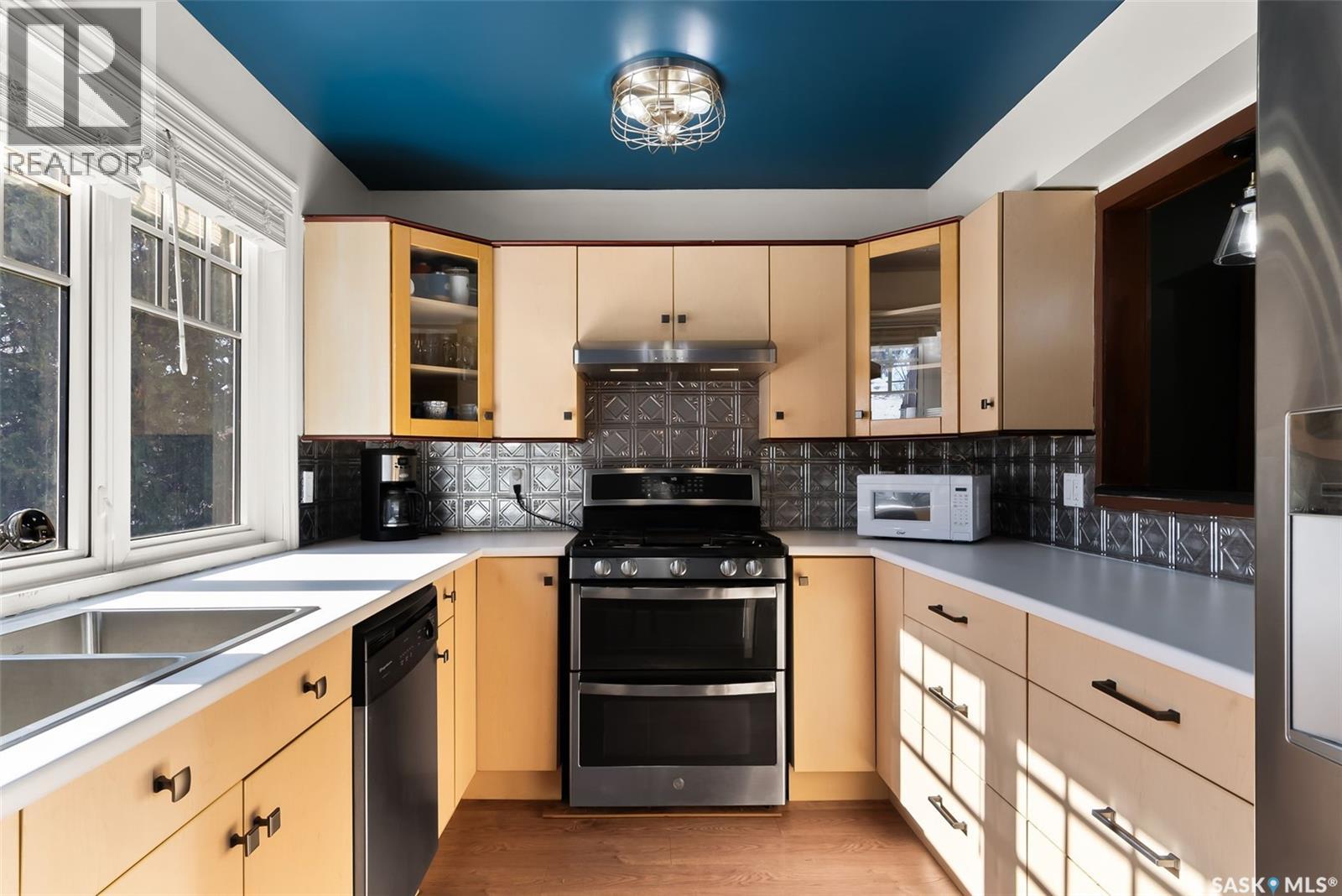Photo 3 of 3335 Victoria Avenue, Regina SK