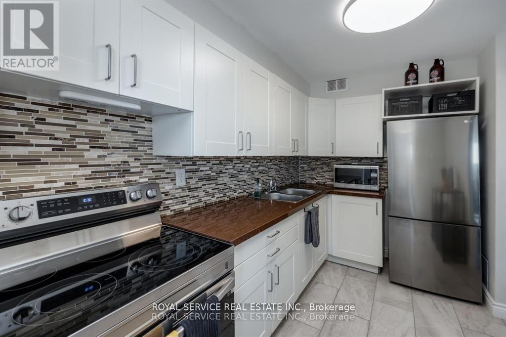 Photo 10 of 1008 10 Parkway Forest Drive, Toronto ON