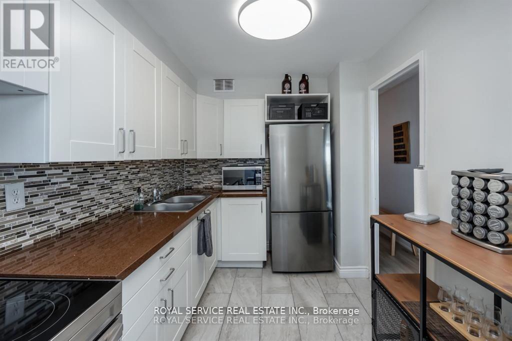 Photo 11 of 1008 10 Parkway Forest Drive, Toronto ON