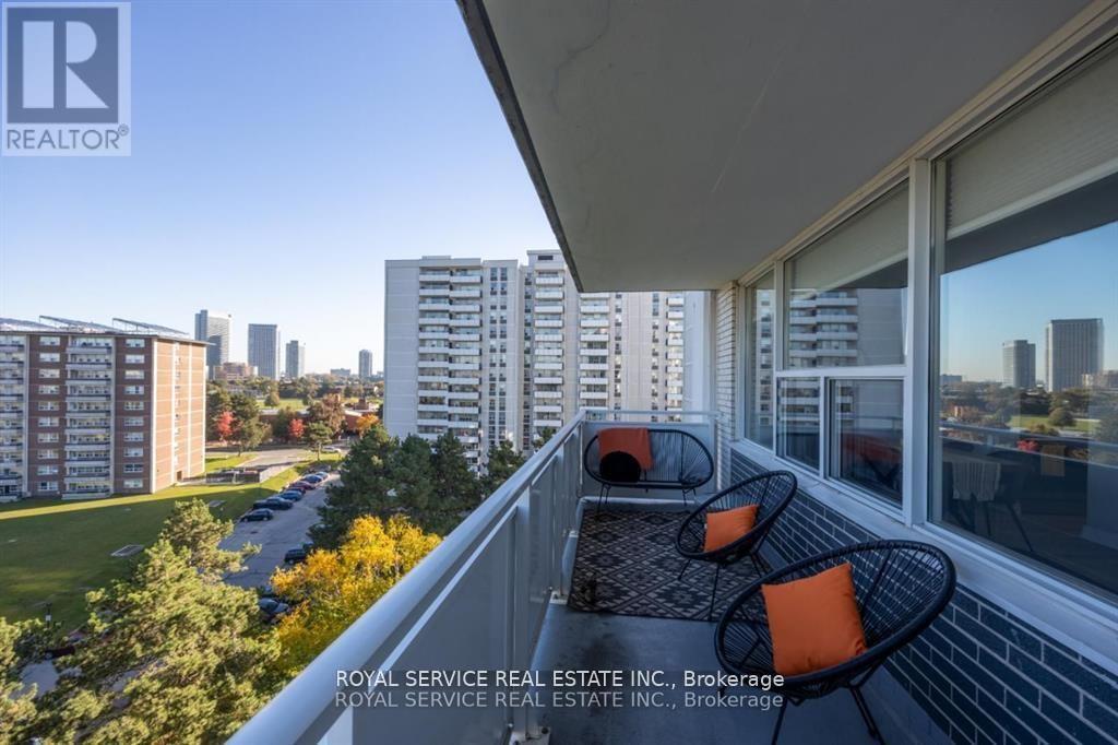 Photo 20 of 1008 10 Parkway Forest Drive, Toronto ON