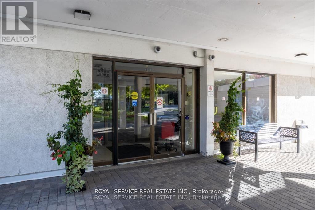 Photo 34 of 1008 10 Parkway Forest Drive, Toronto ON