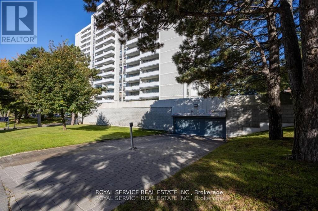 Photo 35 of 1008 10 Parkway Forest Drive, Toronto ON