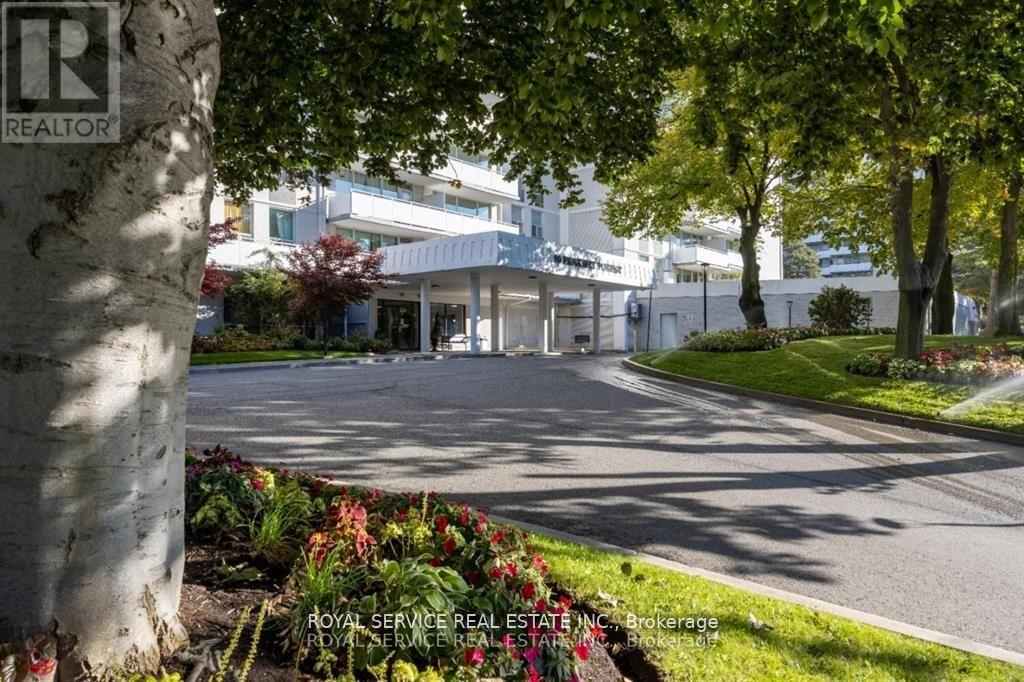 Photo 38 of 1008 10 Parkway Forest Drive, Toronto ON