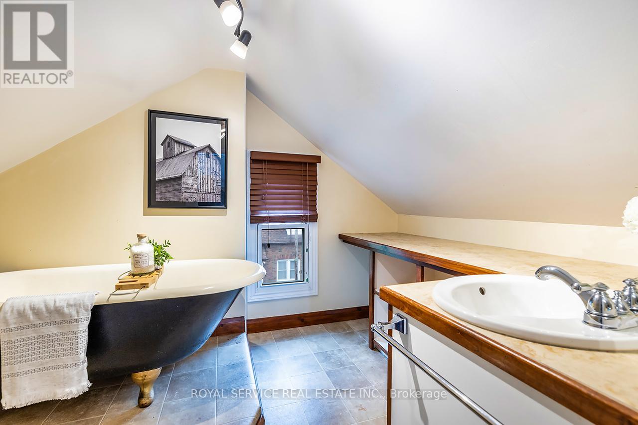 Photo 5 of 314 Gliddon Avenue, Oshawa ON