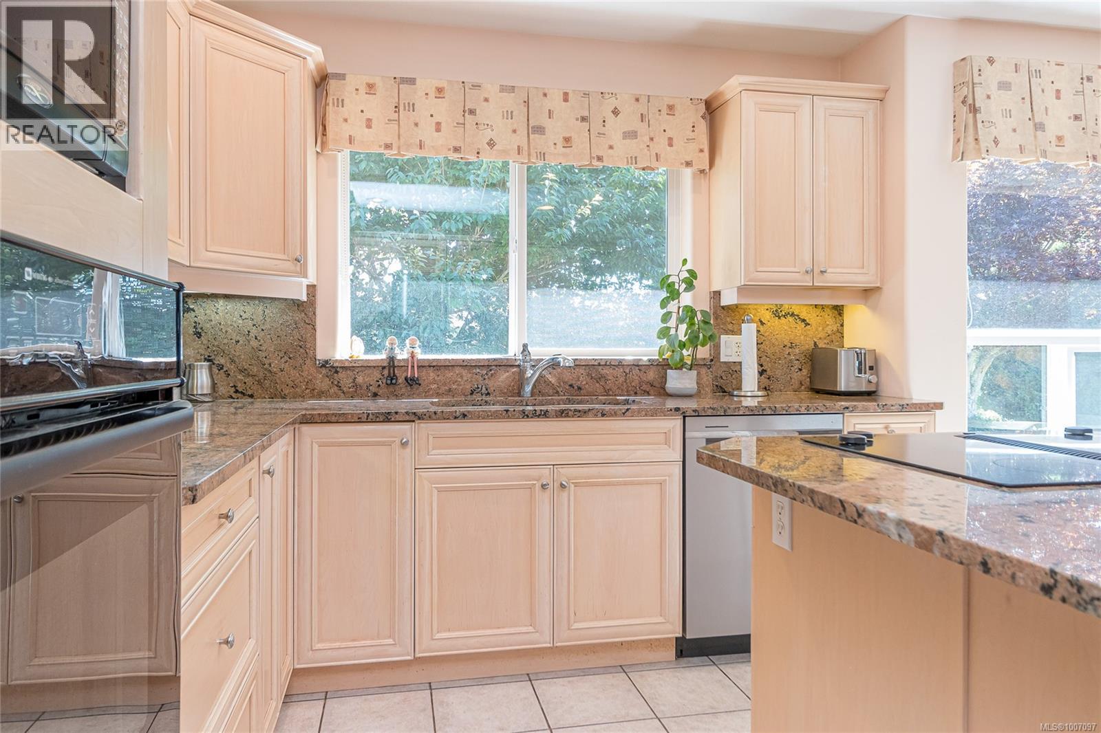 Photo 9 of 630 Morningstar Dr, Parksville BC