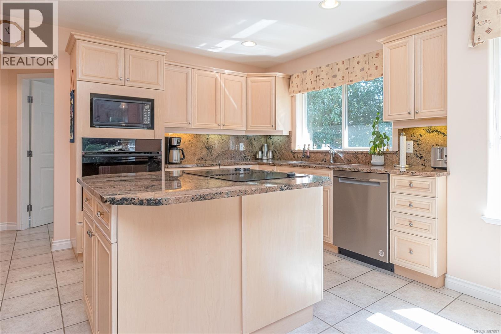 Photo 8 of 630 Morningstar Dr, Parksville BC