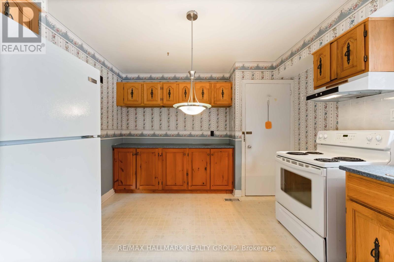 Photo 5 of 2055 Neepawa Avenue, Ottawa ON