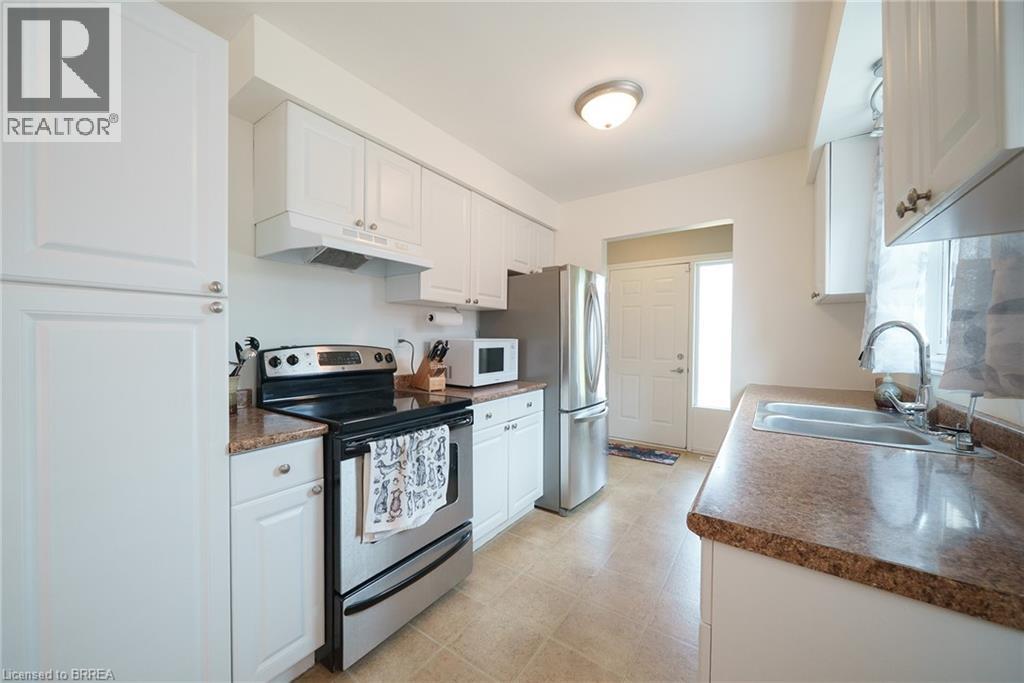 Photo 12 of 70 Four Seasons Drive, Brantford ON