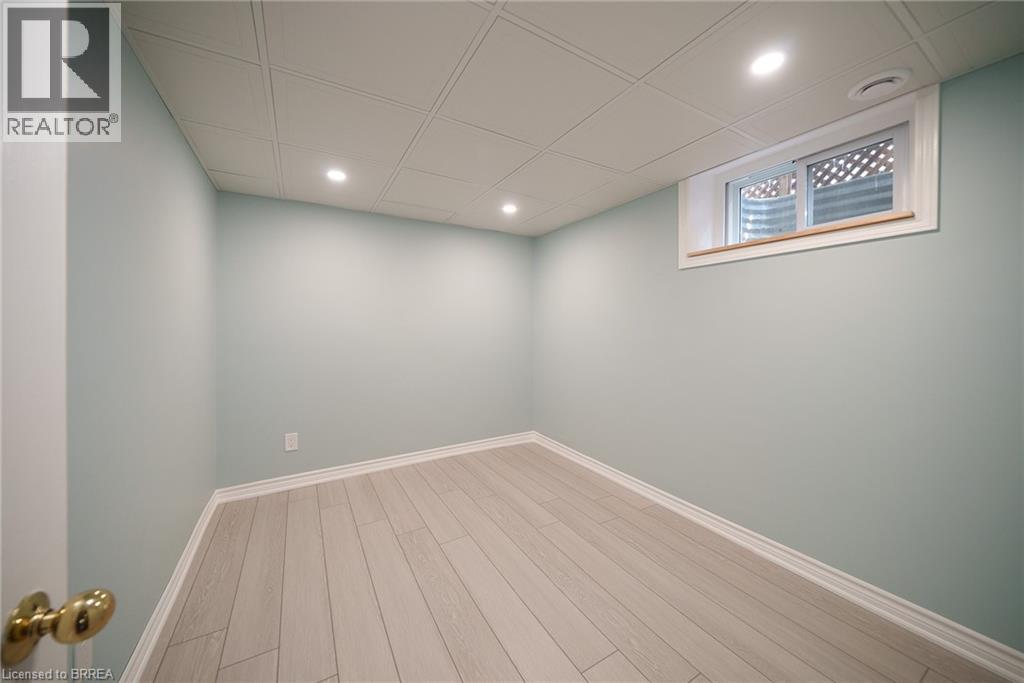 Photo 29 of 70 Four Seasons Drive, Brantford ON