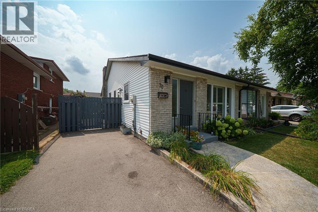 Photo 4 of 70 Four Seasons Drive, Brantford ON