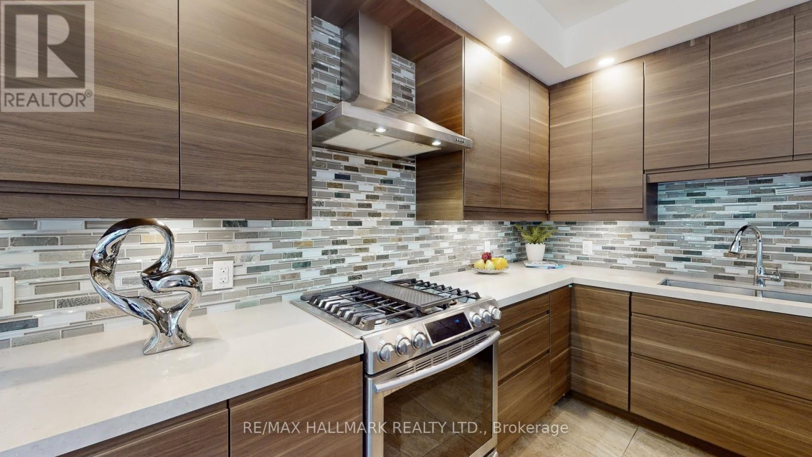 Photo 18 of 59 Craigmore Crescent, Toronto ON
