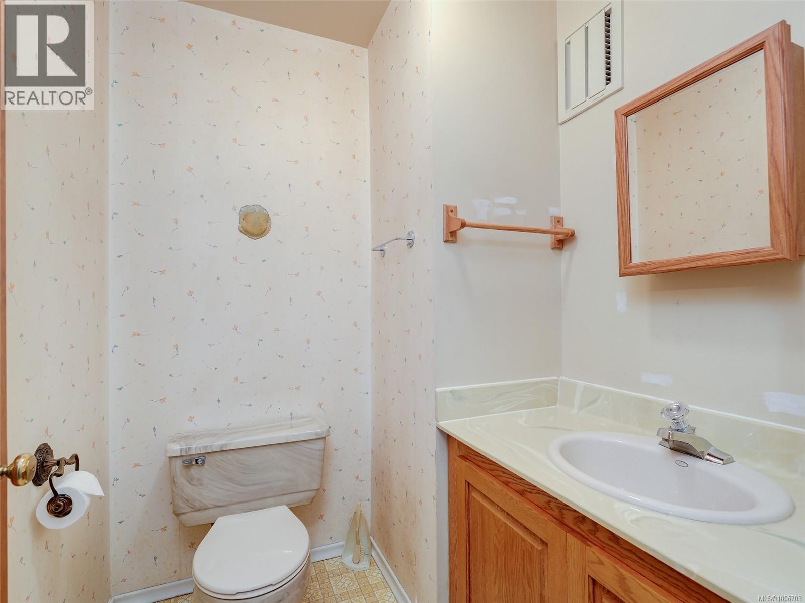 Photo 8 of 3908 Ascot Dr, Saanich BC