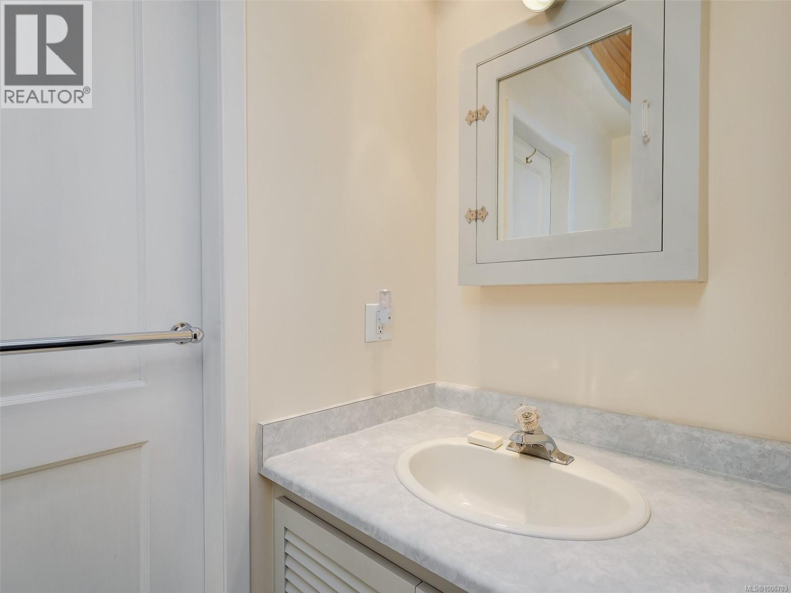 Photo 7 of 3908 Ascot Dr, Saanich BC