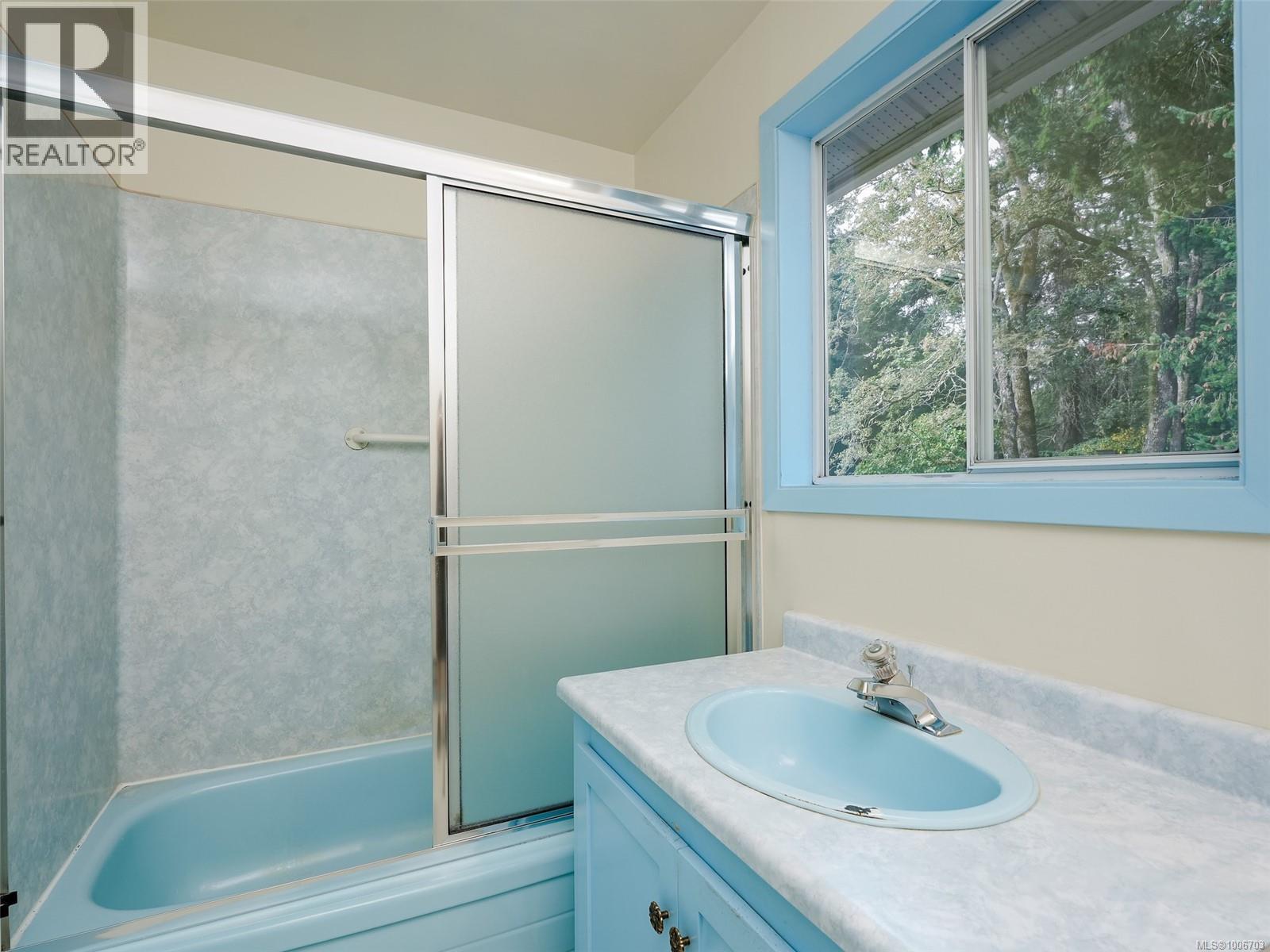 Photo 34 of 3908 Ascot Dr, Saanich BC