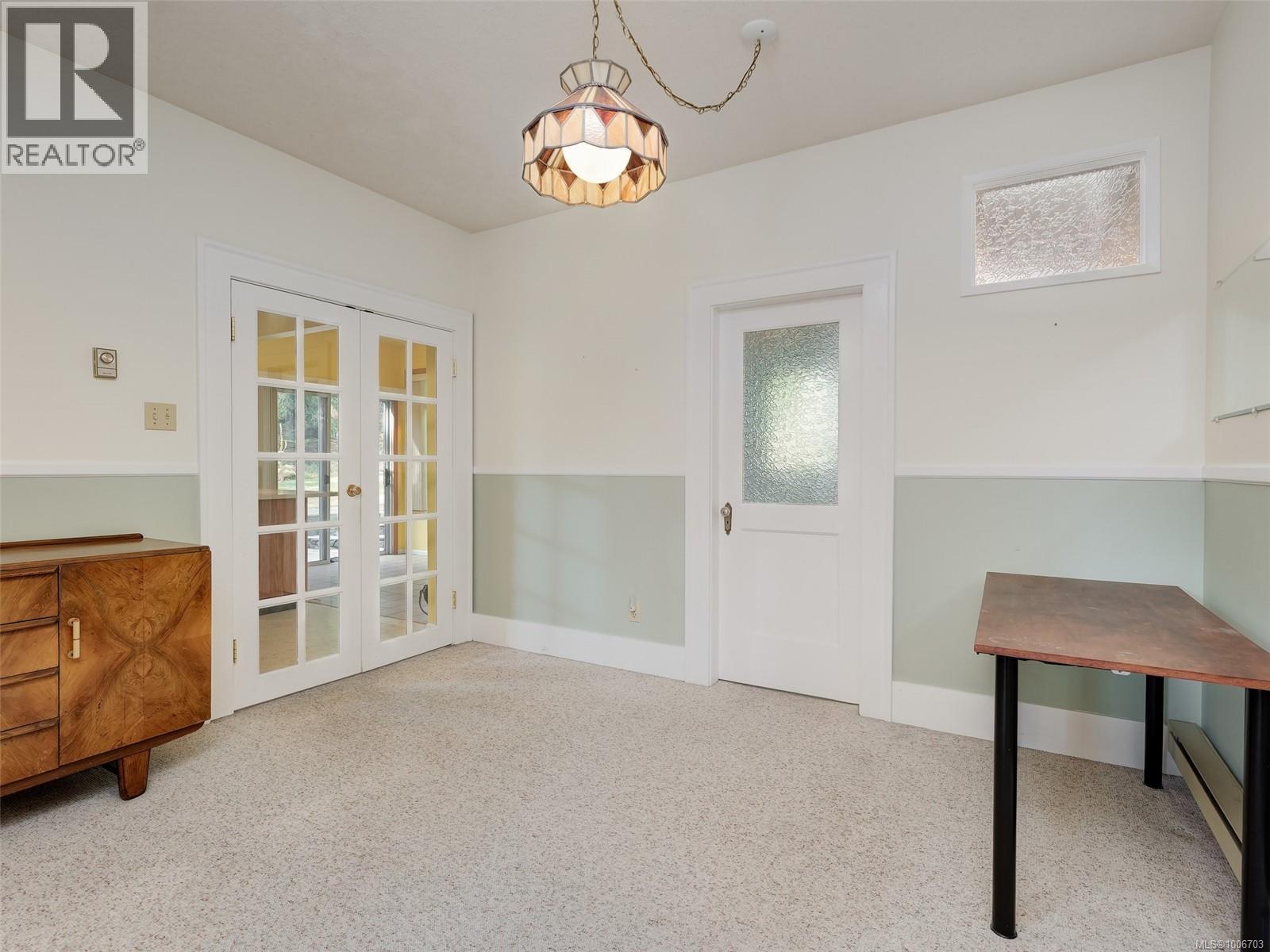 Photo 4 of 3908 Ascot Dr, Saanich BC