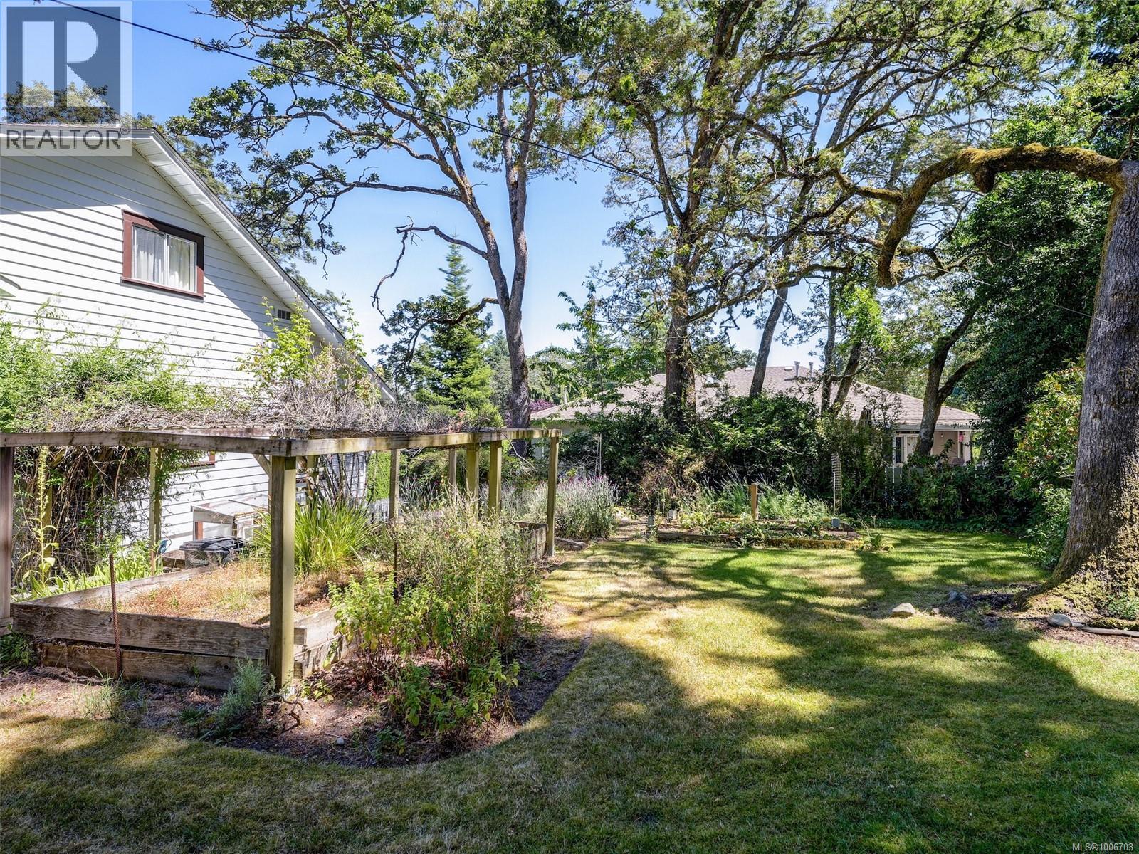 Photo 25 of 3908 Ascot Dr, Saanich BC
