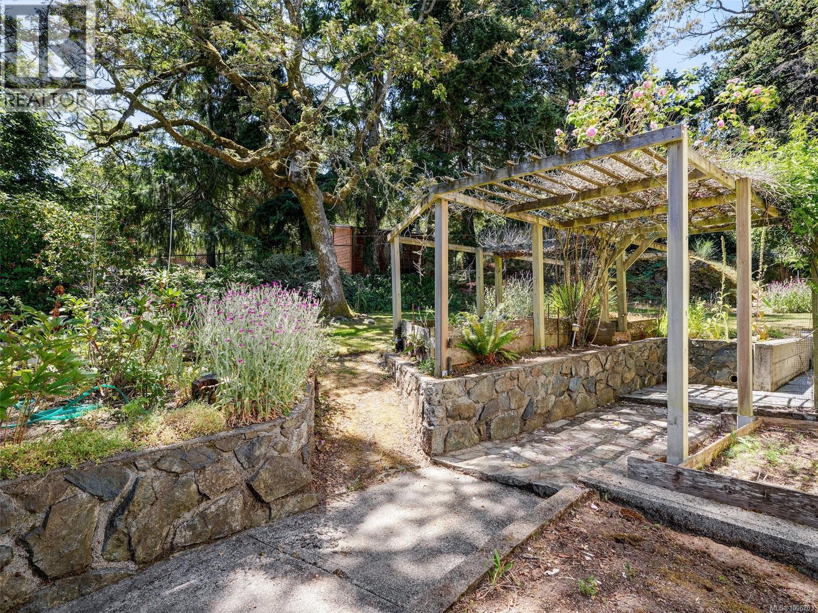 Photo 26 of 3908 Ascot Dr, Saanich BC