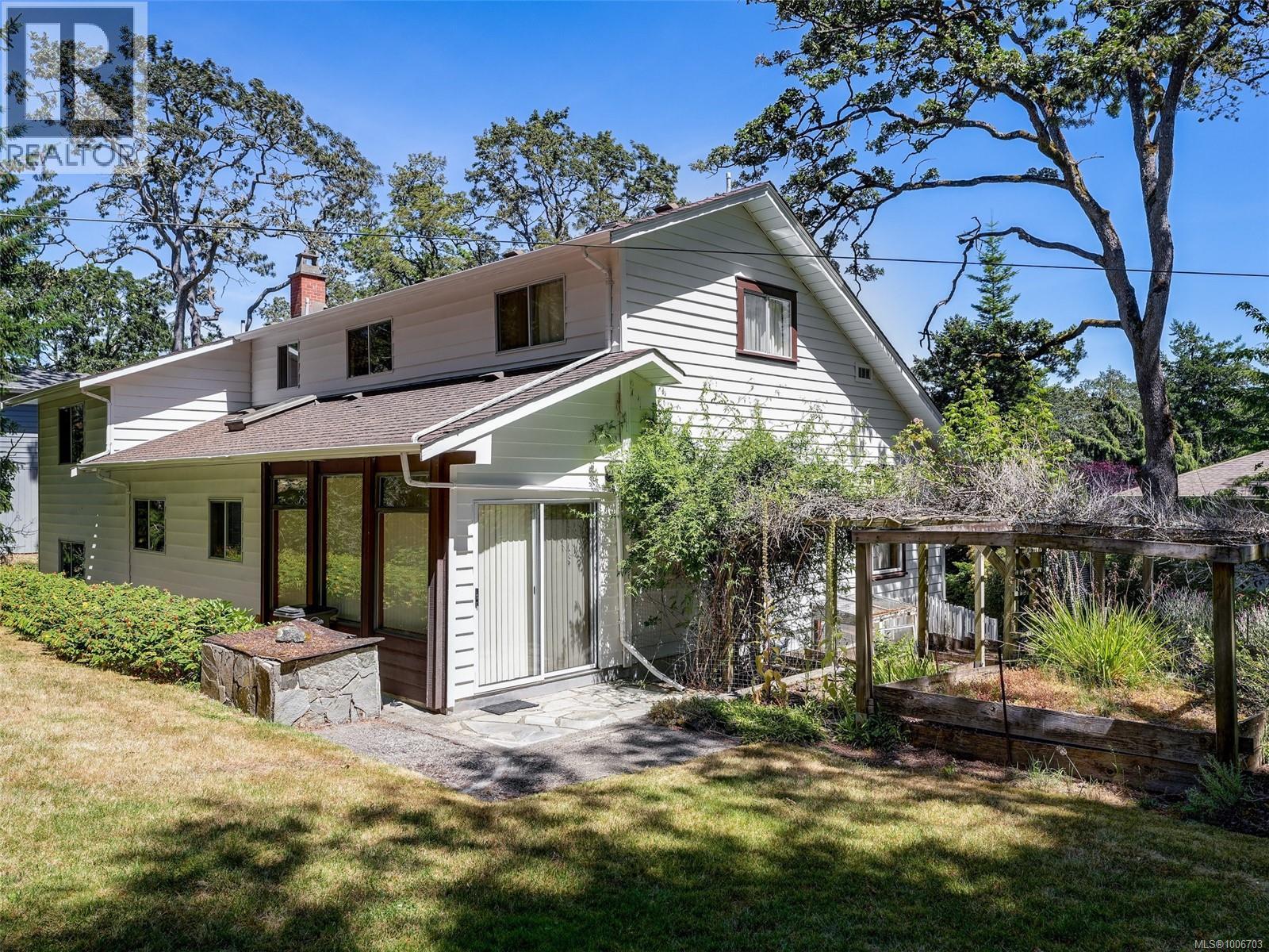 Photo 9 of 3908 Ascot Dr, Saanich BC