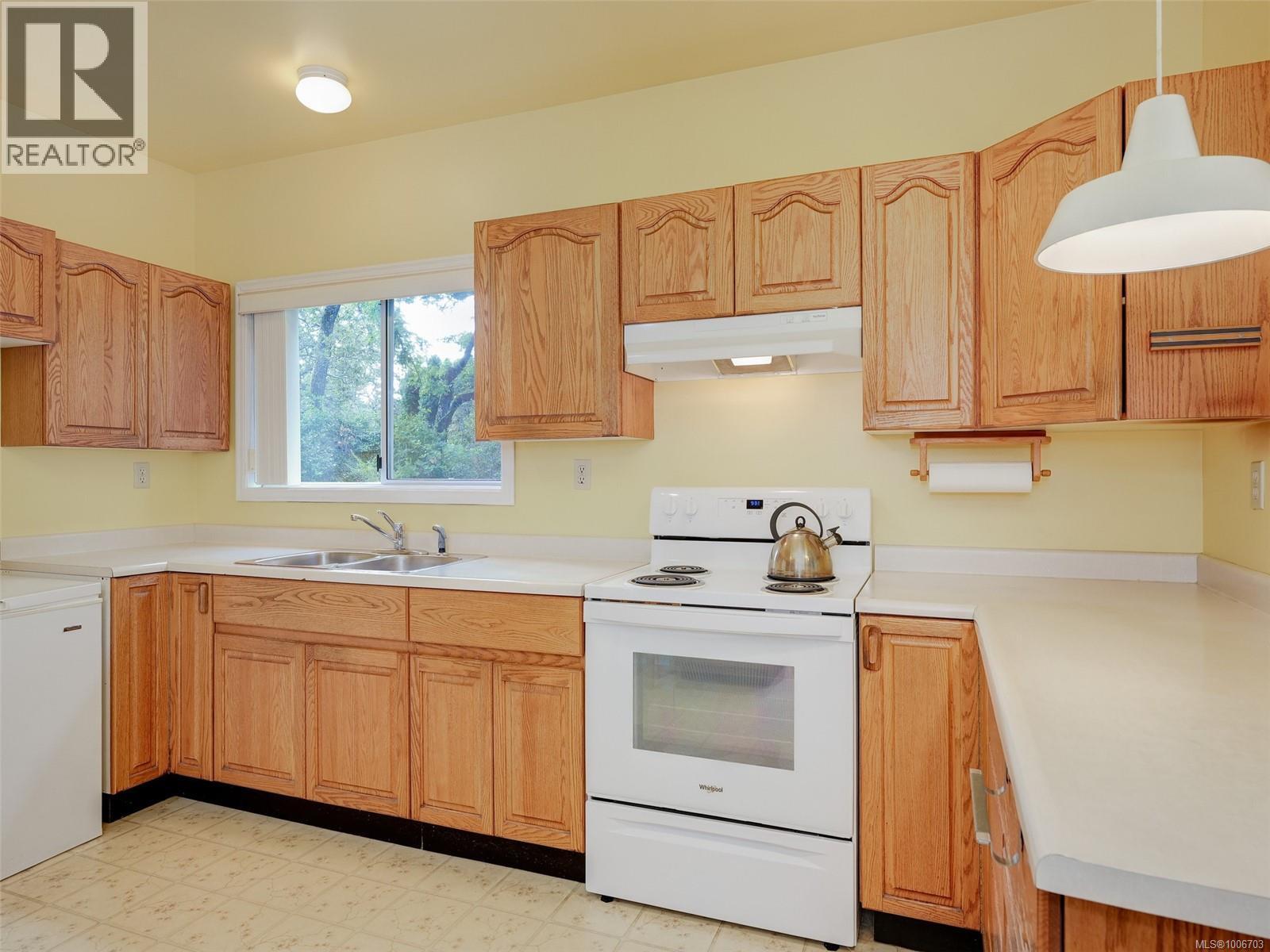 Photo 36 of 3908 Ascot Dr, Saanich BC