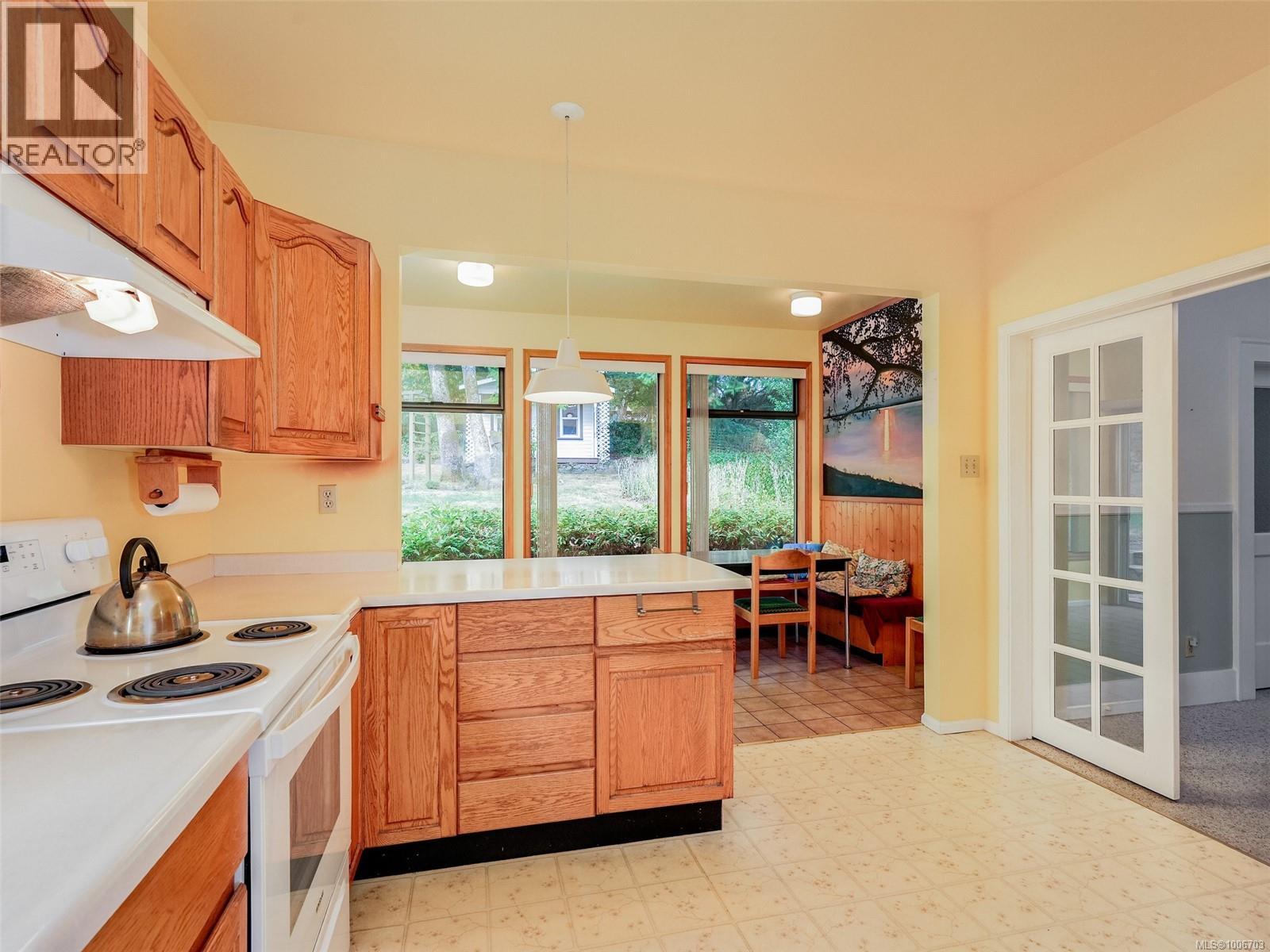 Photo 23 of 3908 Ascot Dr, Saanich BC