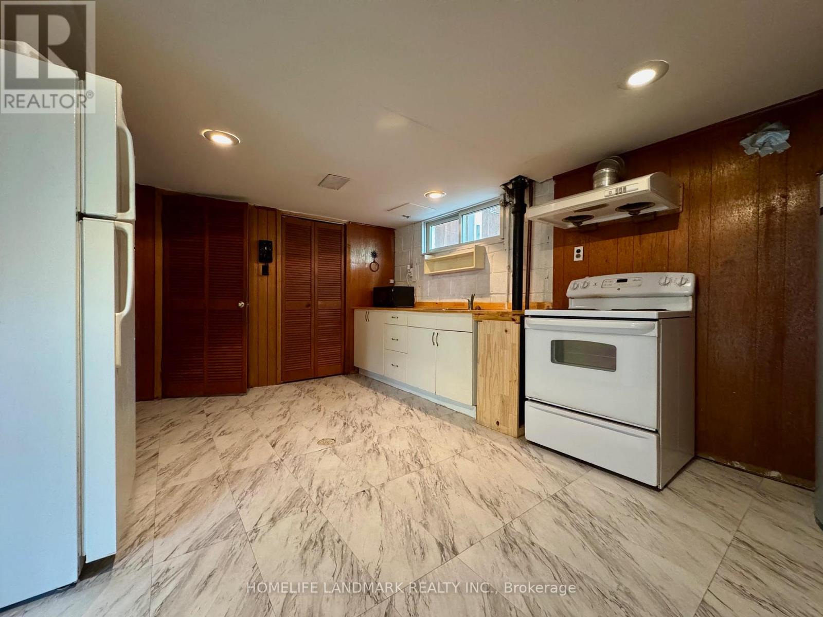 Photo 11 of 30 Chatfield Drive, Toronto ON
