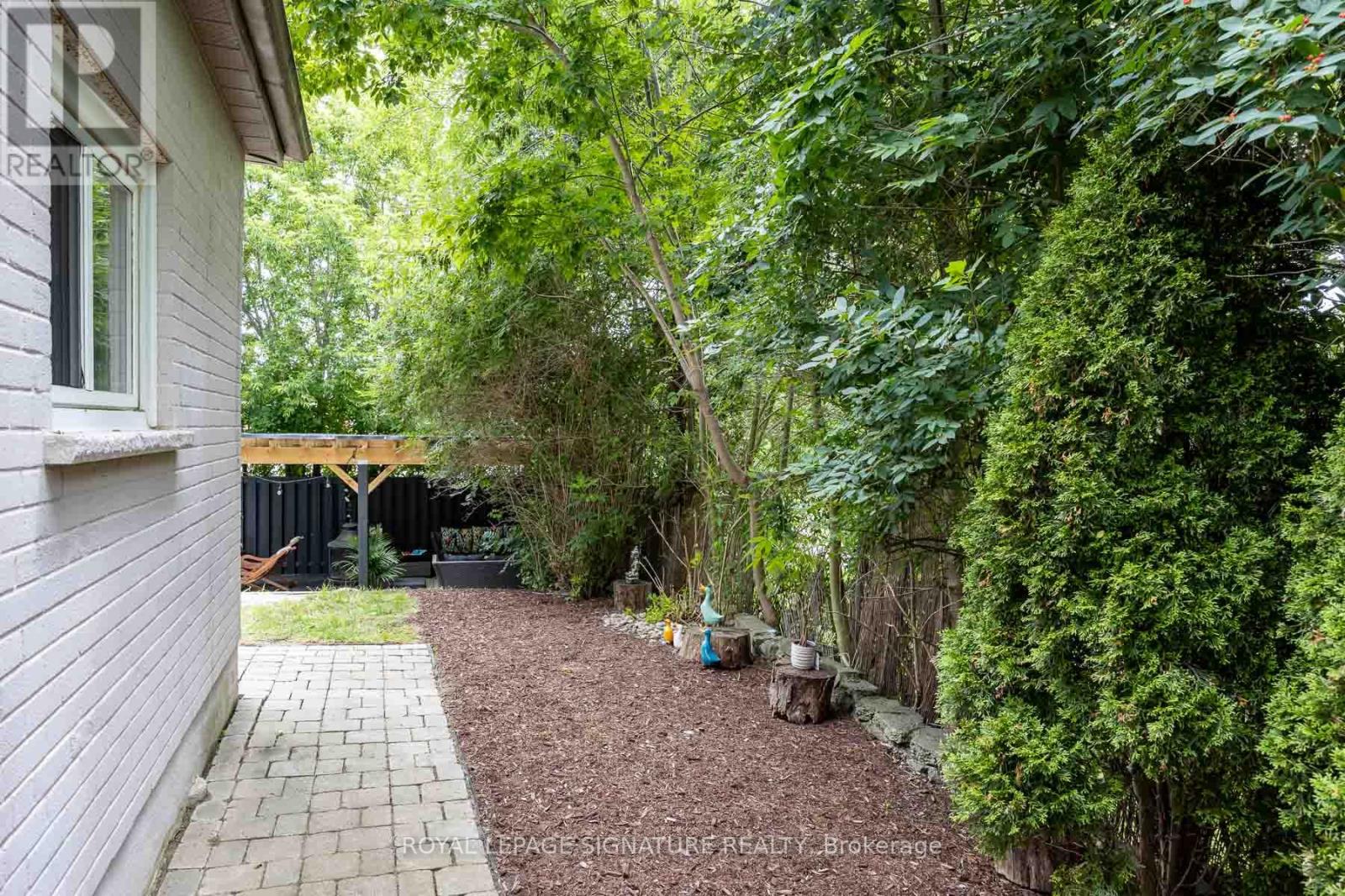 Photo 11 of 105 Catalina Drive, Toronto ON