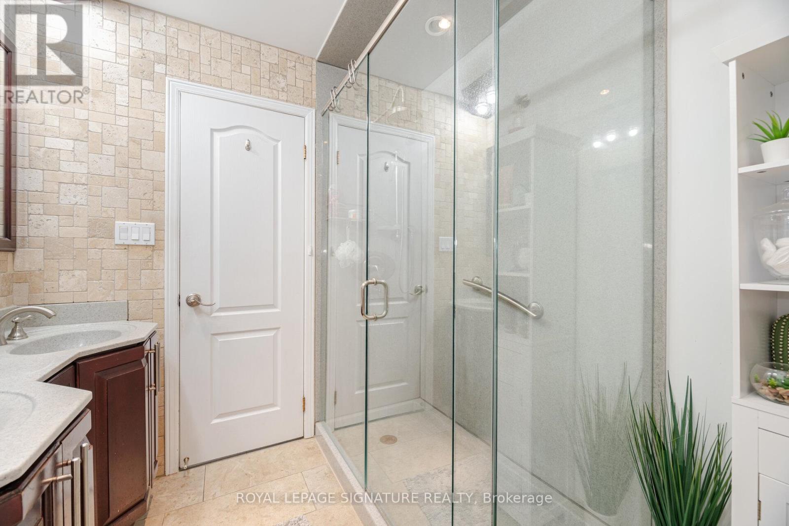 Photo 25 of 574 Antigua Crescent, Oshawa ON