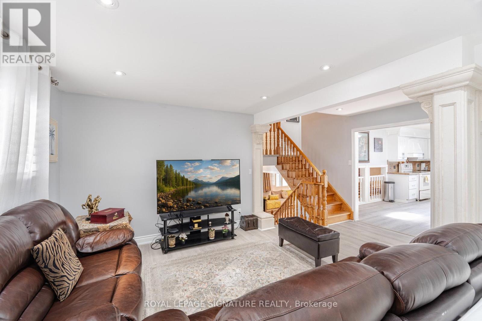 Photo 4 of 574 Antigua Crescent, Oshawa ON